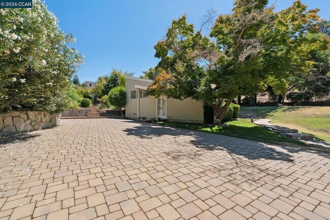 Building Photo - 660 La Casa Via
