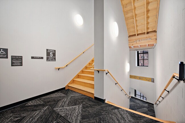 Building Photo - 824 Liberty Ave