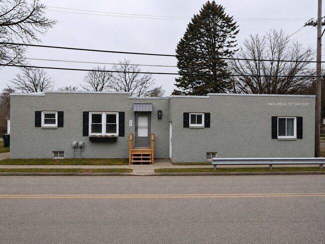 Building Photo - 2718 E Grand River Ave