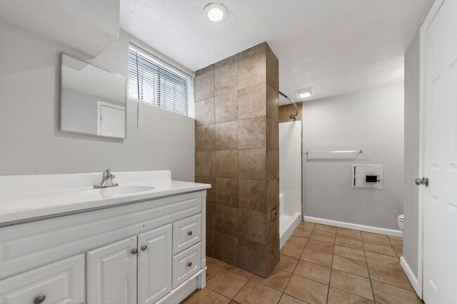 Building Photo - Gorgeous 3/2 townhome in Blue Springs!