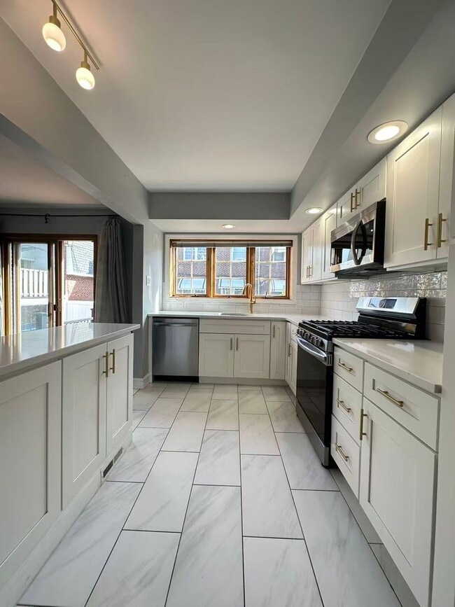 Building Photo - 3B2B House near Complex Sport Center Available NOW