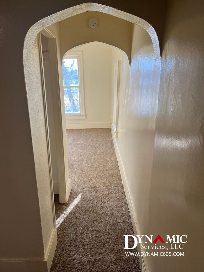 Building Photo - 612 W 11th St