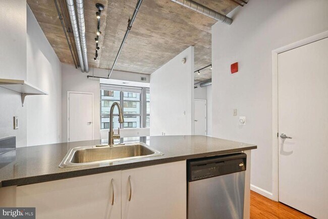 Building Photo - 1300 N St NW