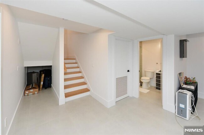 Building Photo - 65 Franklin St