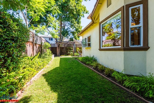 Building Photo - Gorgeous Mountain View Home Near Downtown