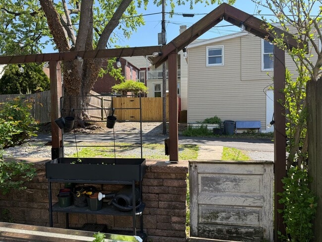 Building Photo - Beautiful 3 Bedroom Townhome in Lancaster - First Floor Washer/Dryer!