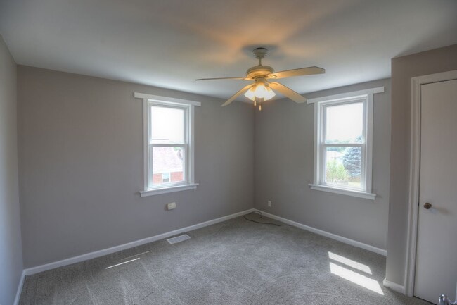 Building Photo - 2-Bedroom, 1-Bath Single-Family Home with Integral Garage and Renovated Interior for Rent