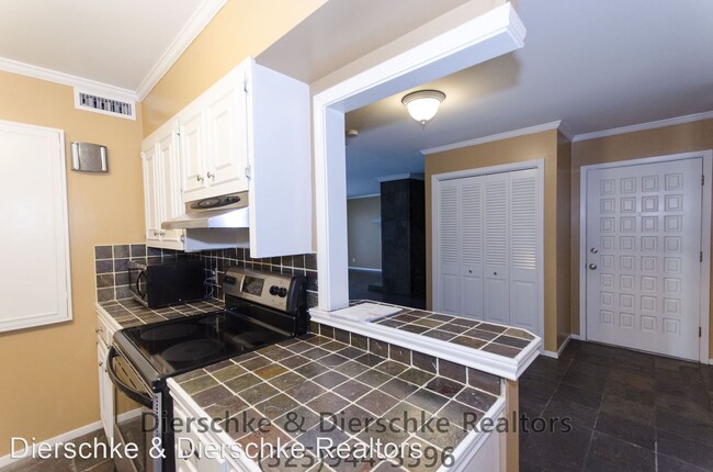 Building Photo - 1 br, 1 bath House - 220 W Twohig