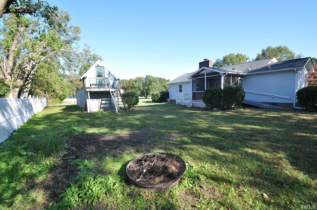 Building Photo - 9001 Crestwood Dr