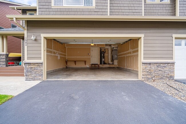 Building Photo - 3 Bedroom Townhome at The Vineyard