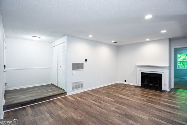 Building Photo - 46 Dunwoody Springs Dr