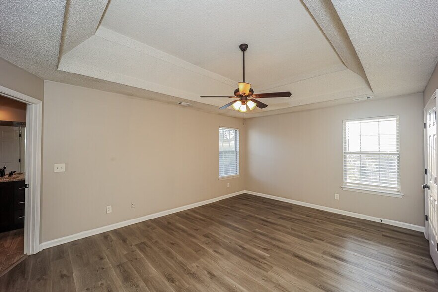 Building Photo - 1103 Village Oaks