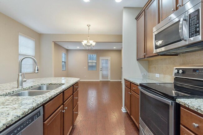 Building Photo - End Unit Townhome Available in Apex!
