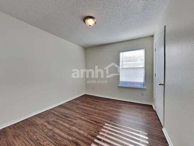 Building Photo - 2708 Emerald Ln