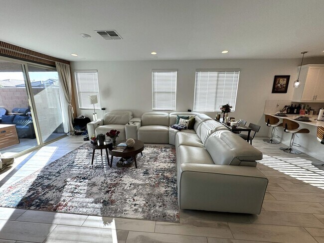 Building Photo - 2024 Beautiful Furnished 3 Bedroom 2 Bath with Private Suite near Sports Venues