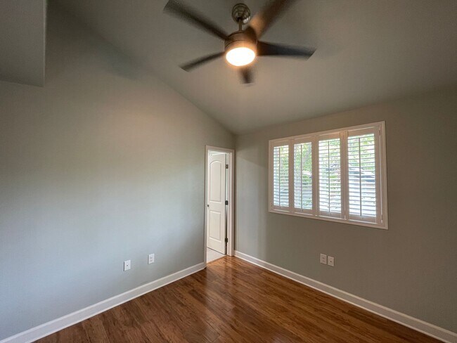 Building Photo - Amazing detached 2/2.5 duplex in Central Austin!!!