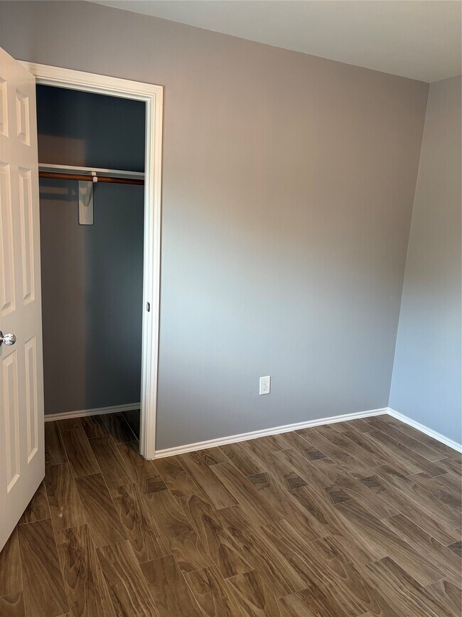 Building Photo - 7214 Crescent Mills Dr