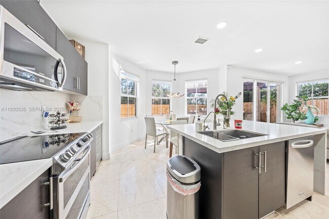 Building Photo - 6933 NW 104th Ct