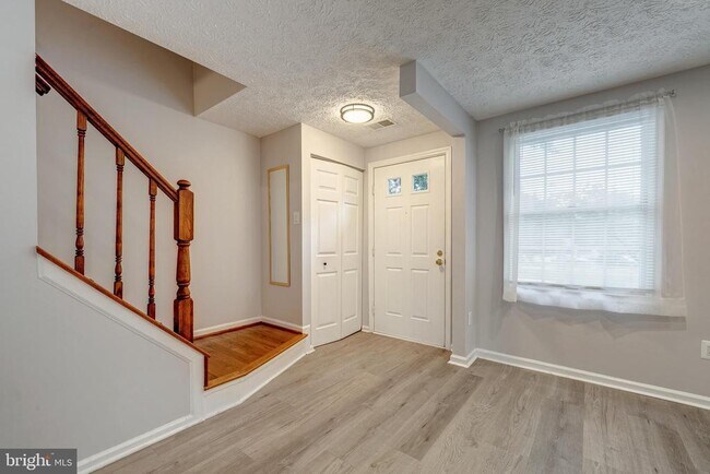 Building Photo - 6320 Lightburn Ct