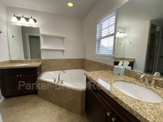 Building Photo - 5561 W Pkwy W