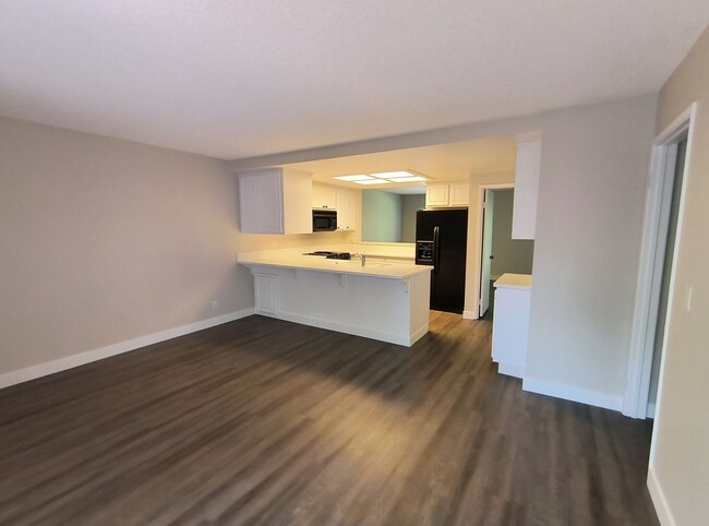 Building Photo - Newley Updated 4 bedroom, 2.5 bathroom Tow...