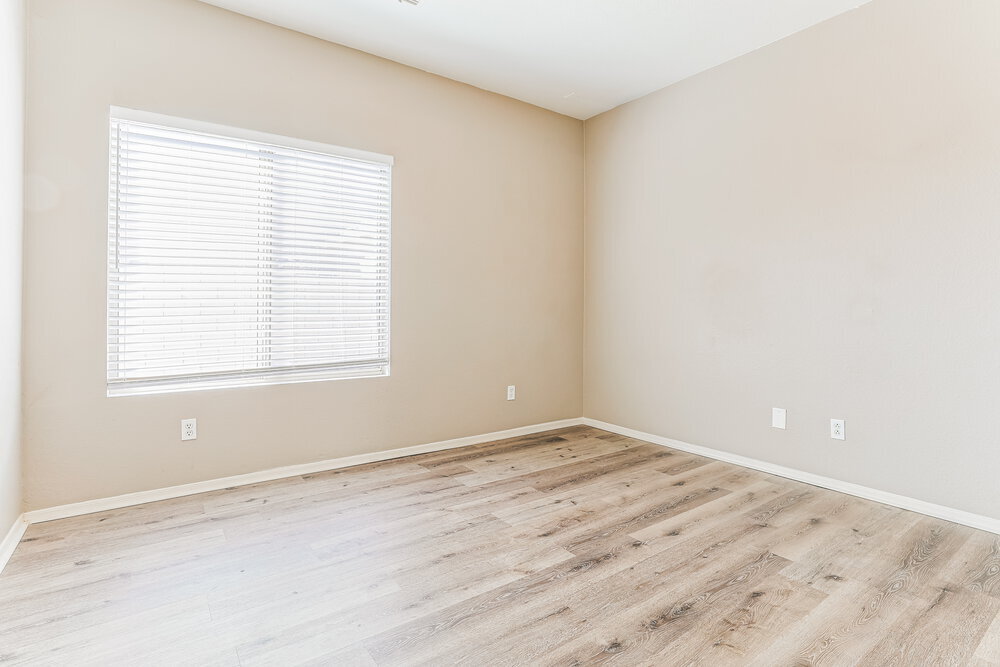 Building Photo - 30225 N Royal Oak Way