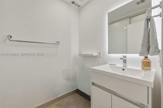 Building Photo - 16445 Collins Ave