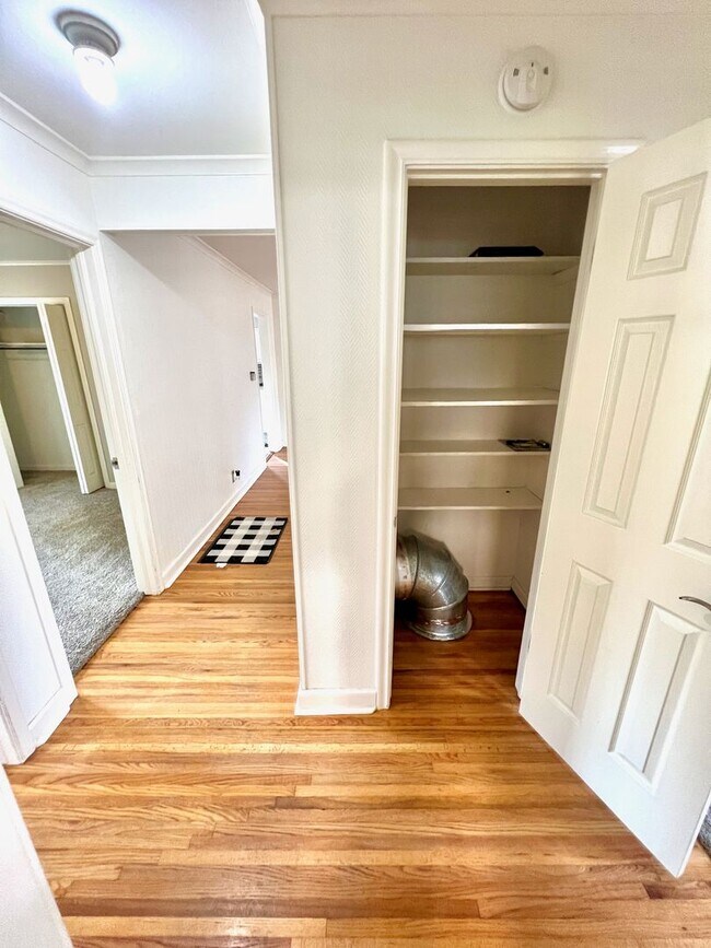 Building Photo - Brookside Bungalow Close to shopping, Riverside trails, & Gathering Place!