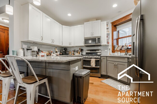 Building Photo - 1019 W Oakdale Ave