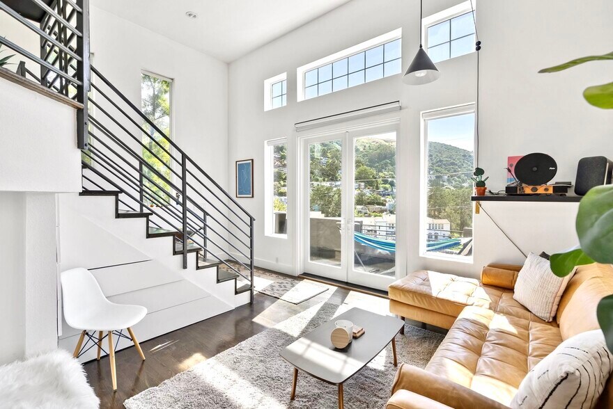 Primary Photo - 239 Tulare St