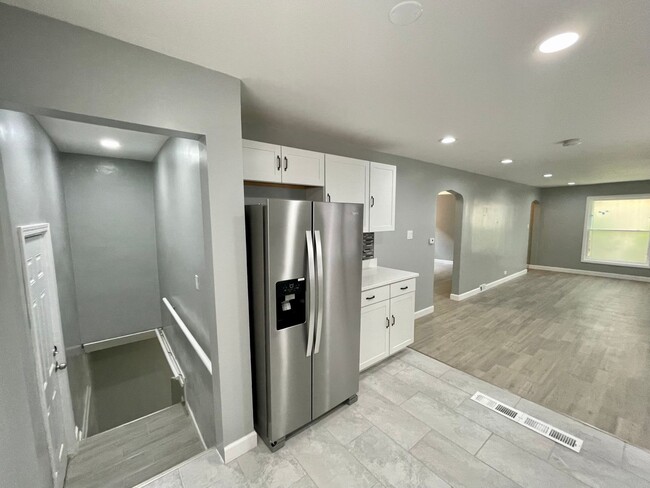 Building Photo - Newly Renovated 2-bed 2-bath - In Unit Lau...