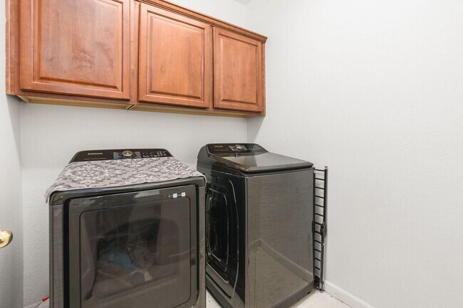 Building Photo - 6960 Rioja Ct