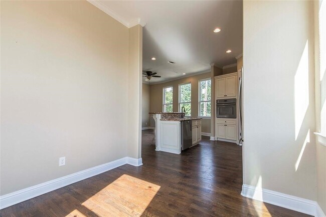 Building Photo - 1424 Eddington St