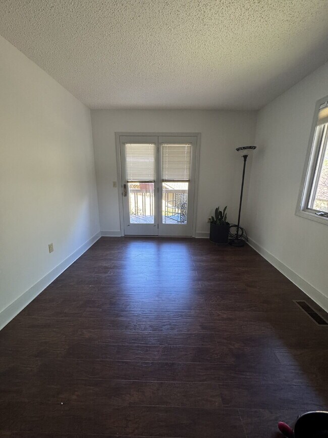 Building Photo - "Charming 2-Bedroom Condo with Cozy Fireplace in Hendersonville – 1603 Sq Ft of Comfort!"