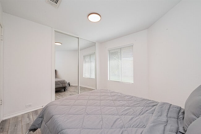 Building Photo - 8711 Pines Pl Dr