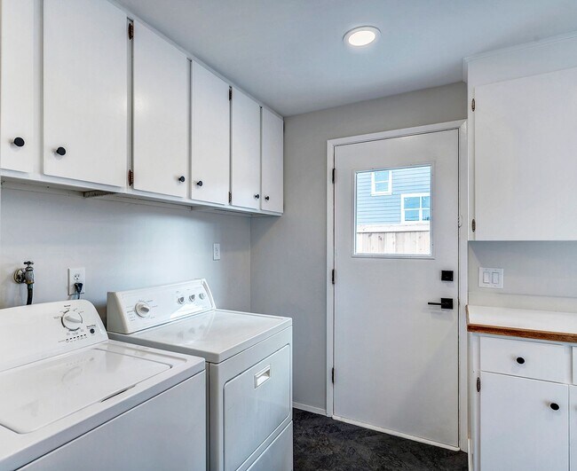 Building Photo - East Lynnwood Three Bed, 1 1/2 Bath Rambler