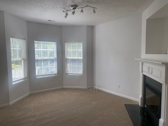 Building Photo - 5240 Lincoln Dr