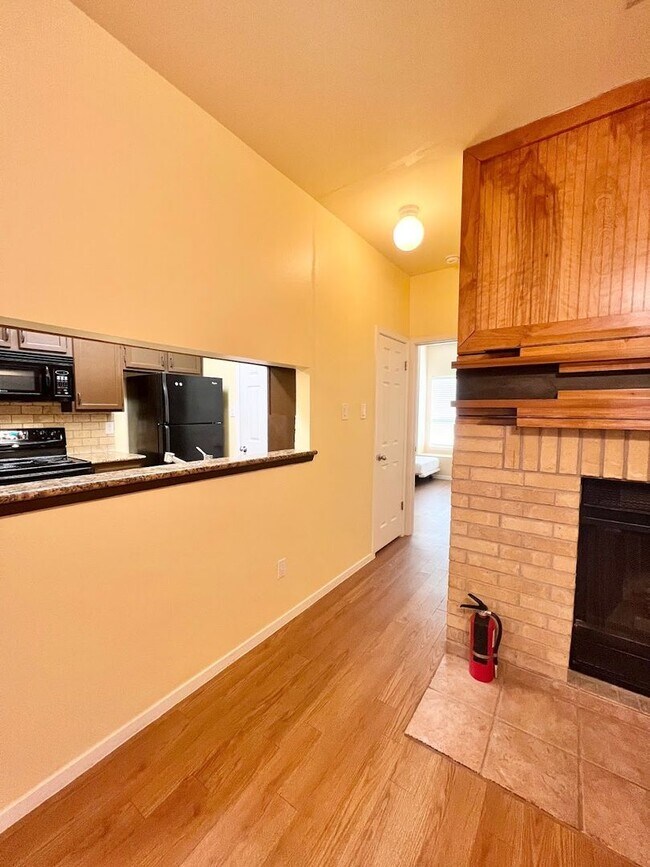 Building Photo - WONDERFUL WEST CAMPUS 1 BEDROOM - AVAILABLE AUGUST 2026 - OVERLOOK CONDOS - $1600