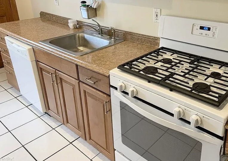 Building Photo - 27 South Crescent Circuit