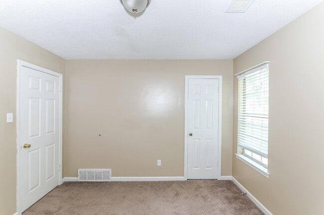 Building Photo - 4820 Greenlawn Cove