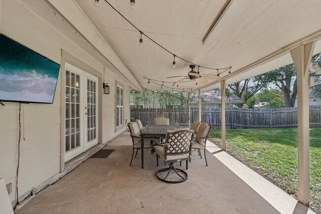 Building Photo - Beautifully Renovated Home with a Large Yard