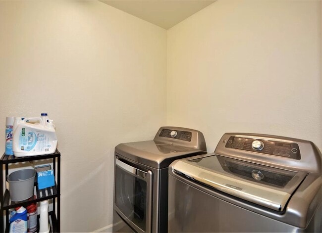 Building Photo - 6856 E Geary St