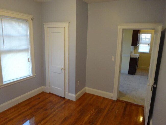 Building Photo - Pets Friendly Unit, Laundry on a Site, Parking for Rent, Eat-in Kitchen