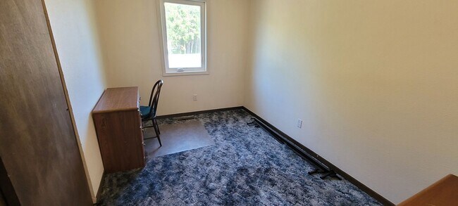 Building Photo - Partially Furnished 3 Bedroom House