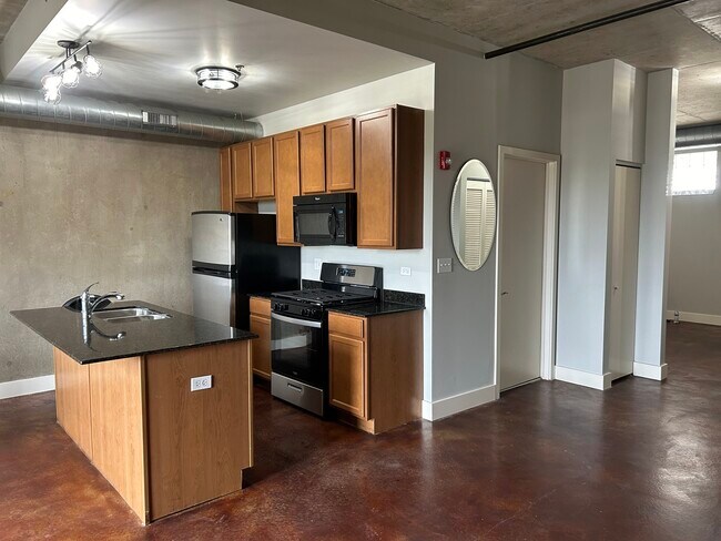 Building Photo - 326 River St
