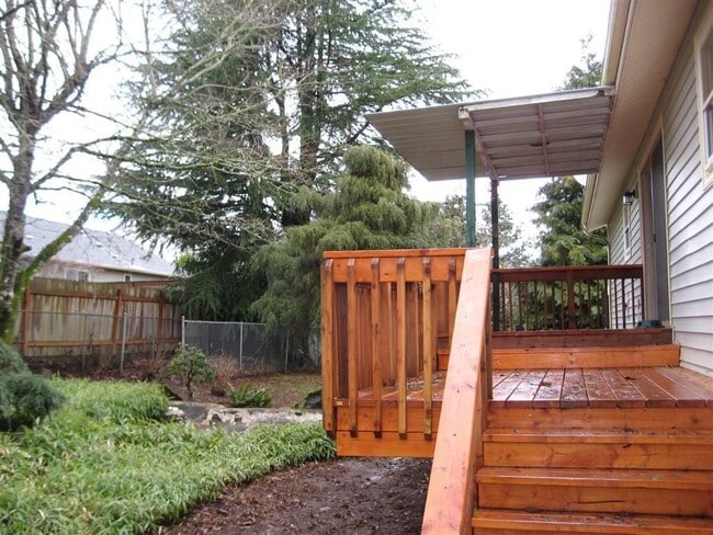 Building Photo - 5 bedrooms