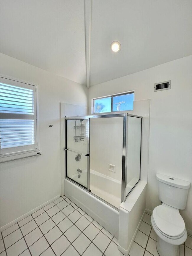 Building Photo - VIEWS VIEWS VIEWS From This Townhome With ...