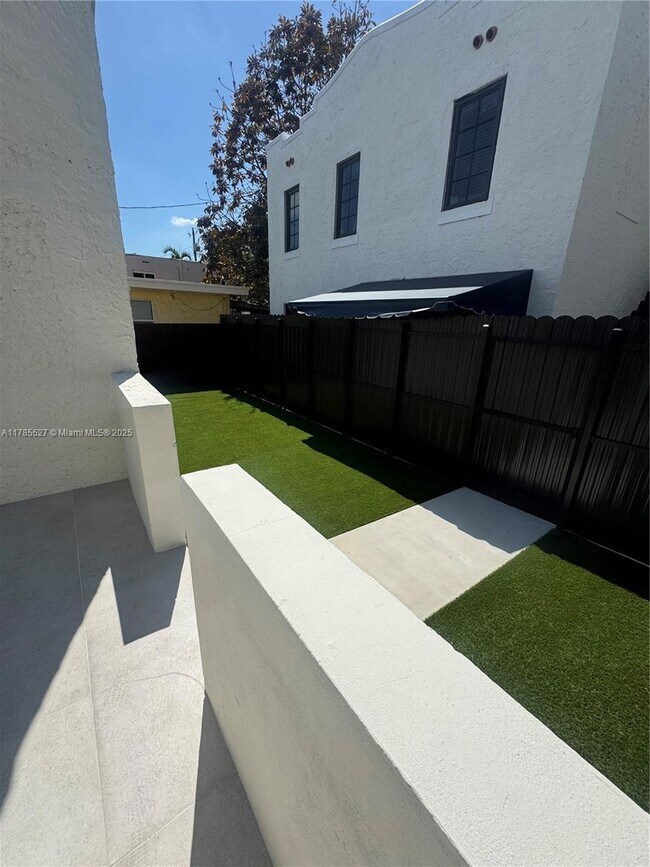 Building Photo - 1746 SW 12th St