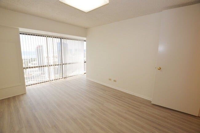 Building Photo - Century Center 2 bed, 2 bath, 1 parking 10...