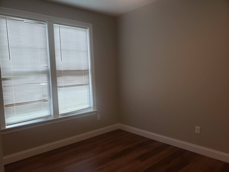 Building Photo - 214 Forest Dr